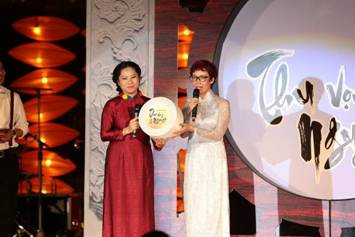 Toàn bộ số tiền bán vé trong 3 đêm Thu Vọng Nguyệt được trao cho người sáng lập Quỹ Thiện Nhân