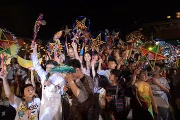 Khung cảnh nhộn nhịp trong lễ thắp đèn và rước đèn ông sao