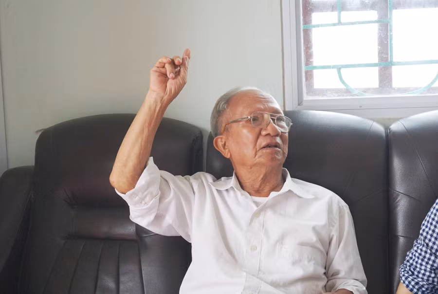 Ông Võ Văn Lộc (bên phải) là người gắn bó tâm huyết với sự học nhiều năm qua