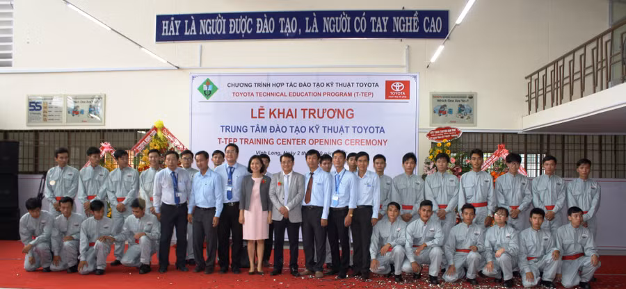 Khóa sinh viên đầu tiên chụp hình lưu niệm.