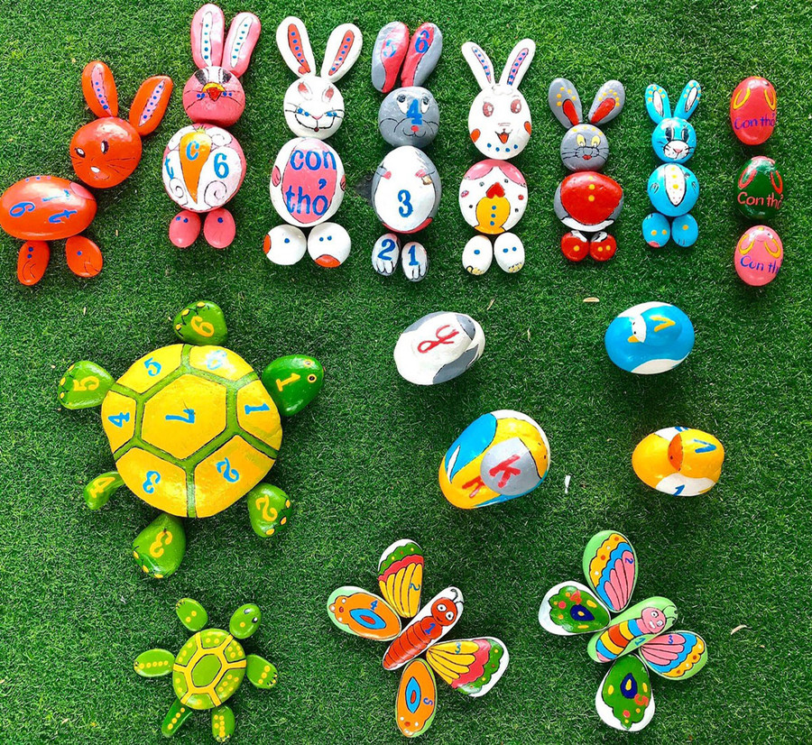 Những viên đá cuội được &quot;thổi hồn&quot; thành những con vật xinh xắn. Trên mỗi viên đá, các cô giáo Trường Mầm non Điền Trung còn lồng ghép chữ cái để tăng cường Tiếng Việt cho trẻ.