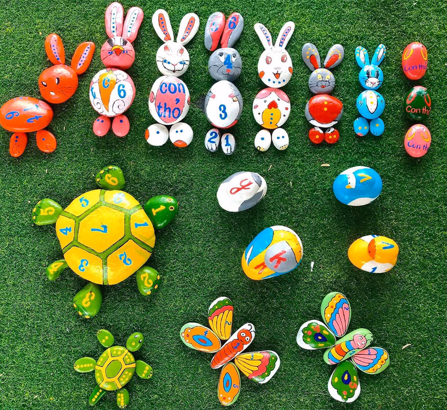 Những viên đá cuội được "thổi hồn" thành những con vật xinh xắn. Trên mỗi viên đá, các cô giáo Trường Mầm non Điền Trung còn lồng ghép chữ cái để tăng cường Tiếng Việt cho trẻ.