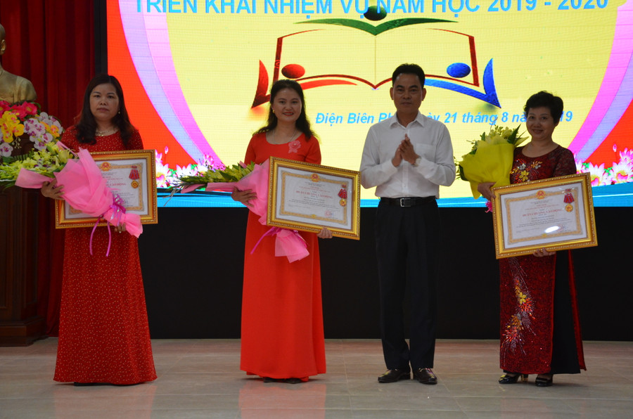 Thừa ủy quyền của Chủ tịch nước, ông Nguyễn Đức Đuyện (đứng giữa), Chủ tịch UBND thành phố Điện Biên Phủ trao tặng Huân chương Lao động hạng Ba cho các tập thể