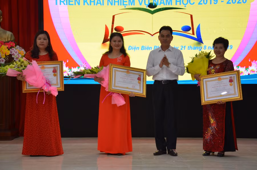 Thừa ủy quyền của Chủ tịch nước, ông Nguyễn Đức Đuyện (đứng giữa), Chủ tịch UBND thành phố Điện Biên Phủ trao tặng Huân chương Lao động hạng Ba cho các tập thể