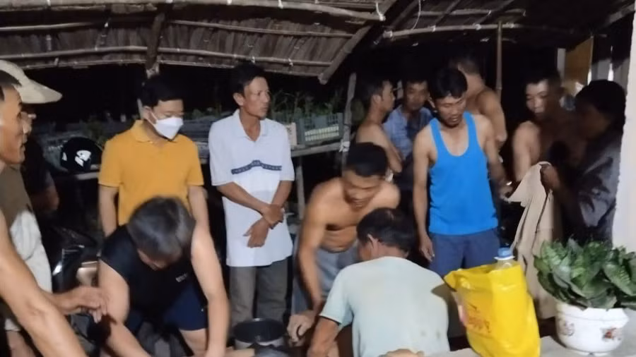 Thi thể các nạn nhân đã được đưa về nhà lo hậu sự.