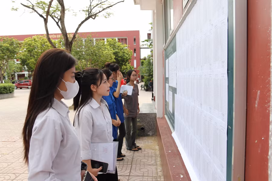 Thí sinh đến làm thủ tục tại điểm thi Trường THPT Huỳnh Thúc Kháng (TP Vinh, Nghệ An).