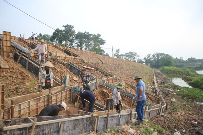 Triển khai các dự án bảo vệ đê điều, phòng chống thiên tai trên địa bàn TP. Hà Nội. Ảnh: MH