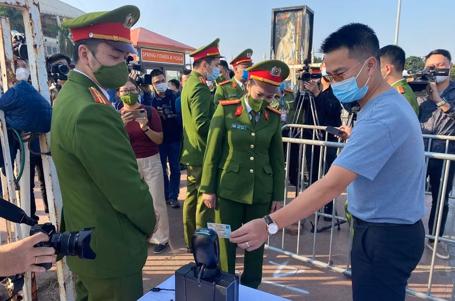 Mang thẻ căn cước công dân đi theo để được vào SVĐ Mỹ Đình xem bóng đá.