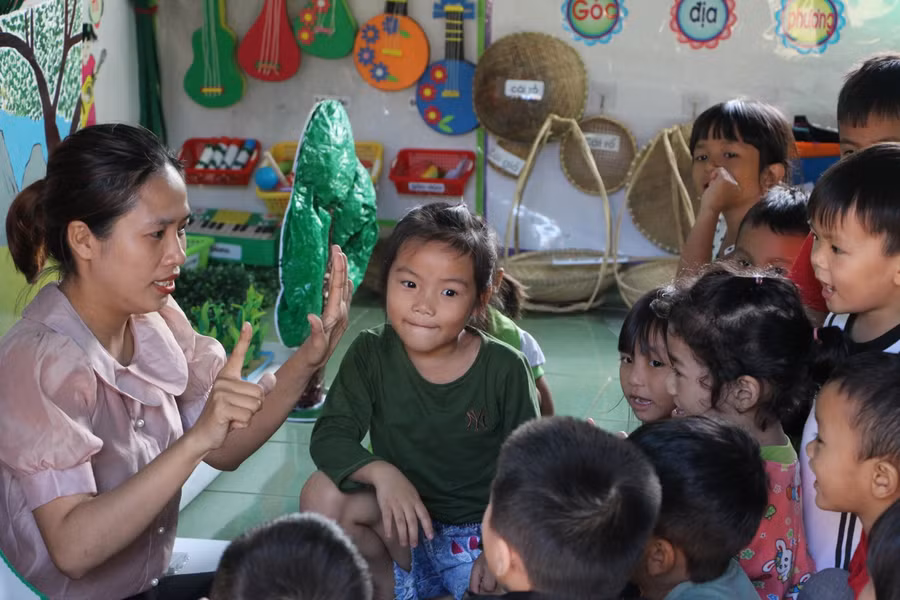 Các đồ chơi và vật liệu trong lớp hợp cần có sự liên quan tới chủ đề và nên sử dụng nhiều hơn các vật liệu mở để trẻ thỏa sức sáng tạo thay vì các đồ chơi đã được sản xuất sẵn