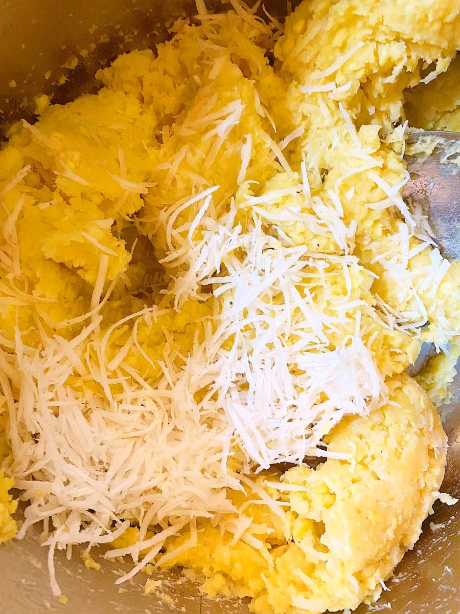 Đậu xanh hấp chín, đem trộn với dừa nạo, đường, vani, 1 thìa dầu ăn