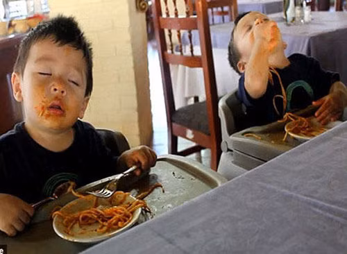 1001 kiểu ngủ gật bất chấp hoàn cảnh của các bé đốn tim dân mạng