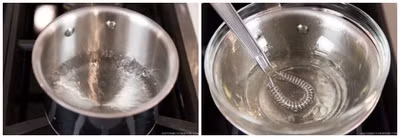 Trong nồi nhỏ, cho 120ml nước vào trộn cùng với gelatin. Sau đó bật lửa đun sôi ở lửa vừa, khi nước sôi thì cho đường vào khuấy nhanh tay cho tan hết.