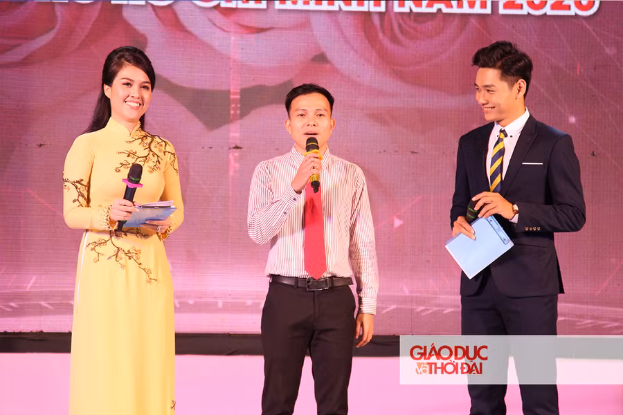 Thầy Huỳnh Minh Hải chia sẻ về động lực theo đuổi ngành giáo dục cùng các giáo viên và khách mời.