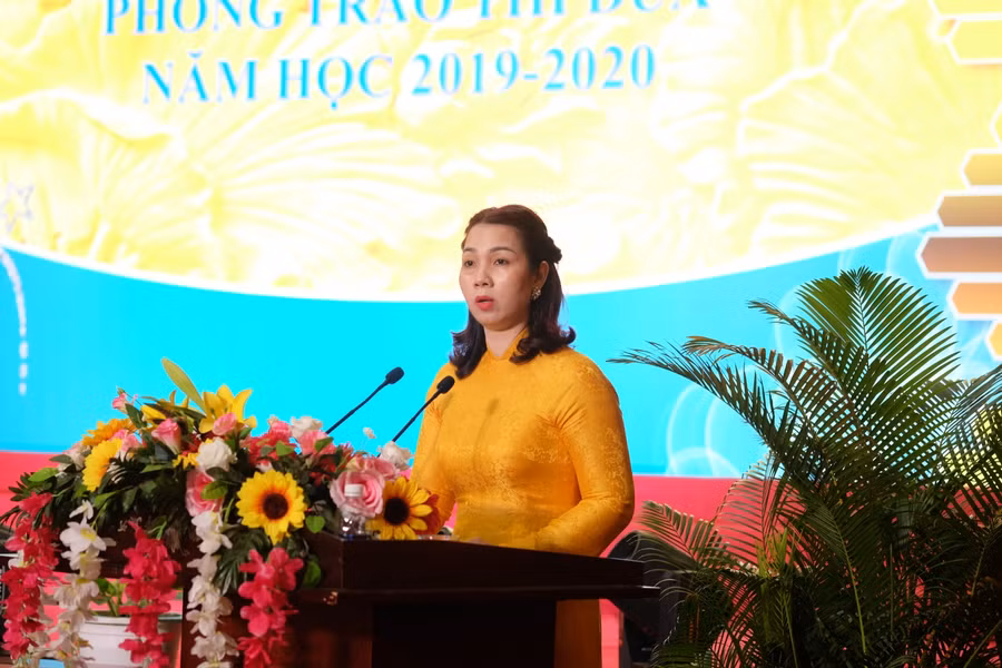 Bà Lữ Thị Kim Hoa  - Trưởng phòng GD&ĐT quận Liên Chiểu (TP Đà Nẵng) phát biểu tại buổi lễ.