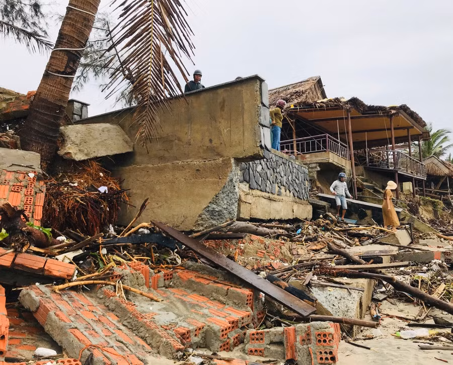 Bờ móng bê tông bị sóng biển xé toạc.