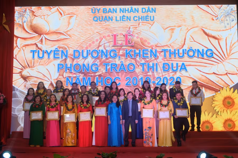 Các cá nhân và tập thể nhận Bằng khen tại Lễ tuyên dương – khen thưởng phong trào thi đua năm học 2019-2020, quận Liên Chiểu.