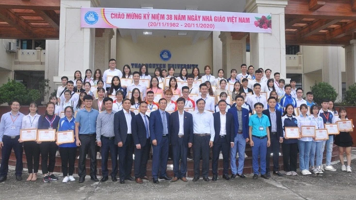 Các đại biểu tham dự Hội nghị chụp ảnh lưu niệm cùng các sinh viên tiêu biểu được biểu dương.