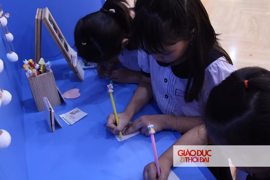 Sau khi đọc sách xong, các em học sinh có thể lưu lại những cảm xúc của mình lên khoảng tường của thư viện.