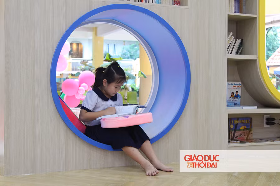 Một số học sinh khác lại có những góc "ruột" của mình, say sưa cùng truyện tranh tại thư viện.