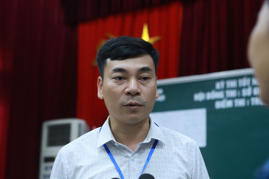 Thầy Lại Tiến Đẩu - Trưởng Điểm thi Trường THPT Nam Trực. Ảnh: Đình Tuệ. Thầy Lại Tiến Đẩu - Trưởng Điểm thi Trường THPT Nam Trực. Ảnh: Đình Tuệ.
