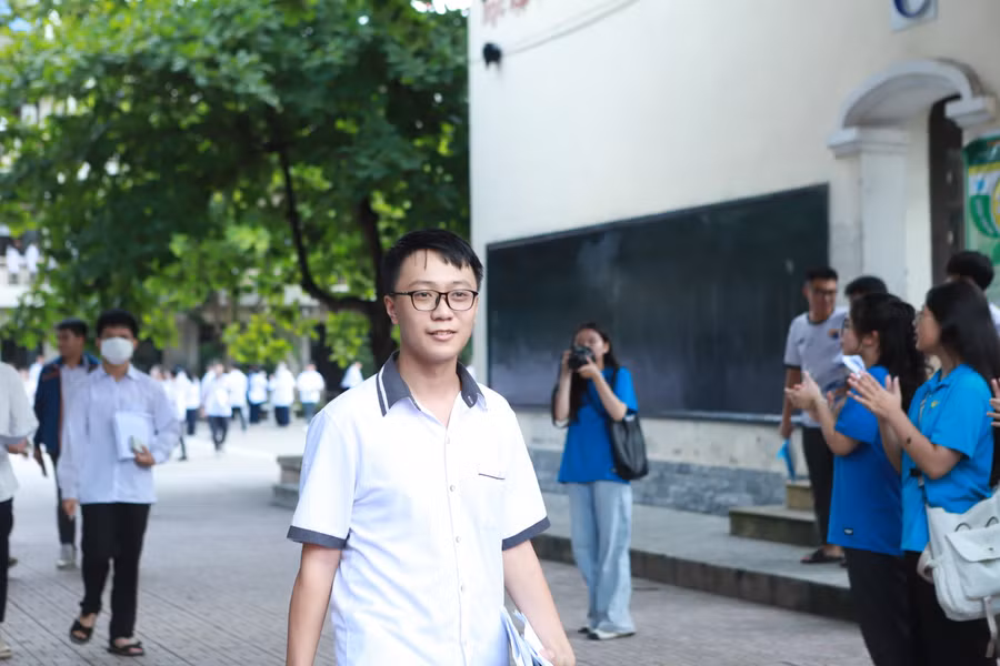 Thí sinh tại điểm thi Trường THPT chuyên Lê Hồng Phong (Nam Định) sau khi hết giờ. Ảnh: Đình Tuệ.