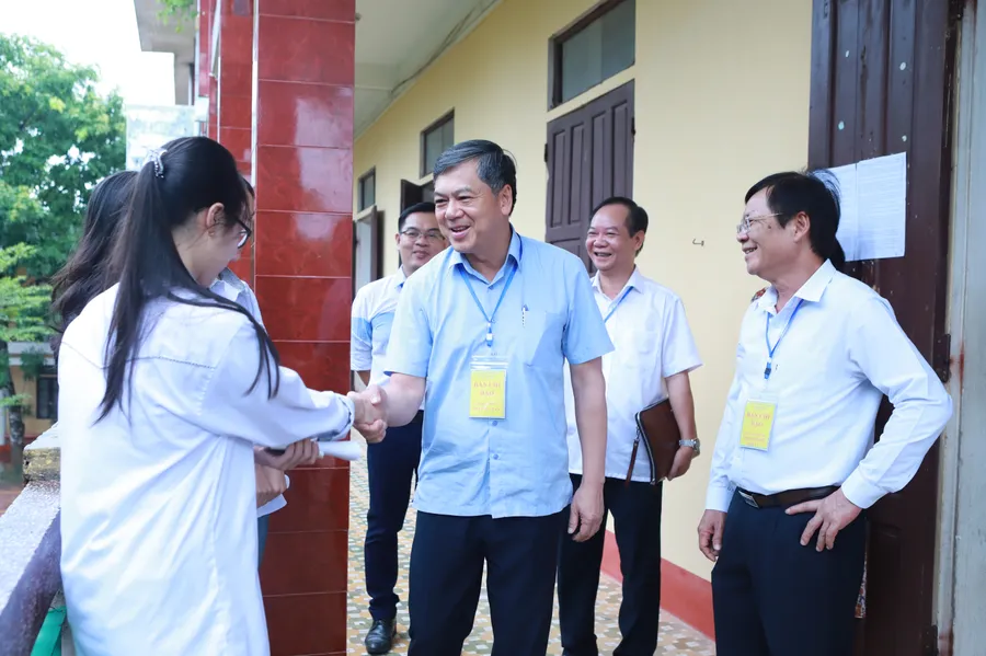 Phó Chủ tịch UBND tỉnh Nam Định Trần Lê Đoài bắt tay động viên thí sinh trước giờ thi tại Trường THPT Nam Trực. Ảnh: Đình Tuệ.