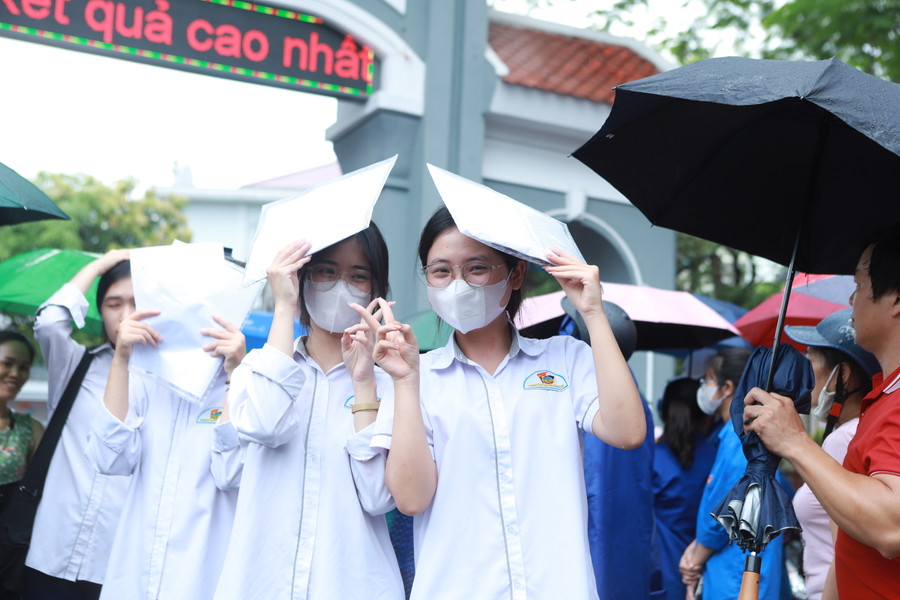 Thí sinh tươi cười sau giờ thi môn Ngữ văn sáng 27/6. Ảnh: Đình Tuệ. Thí sinh tươi cười sau giờ thi môn Ngữ văn sáng 27/6. Ảnh: Đình Tuệ.