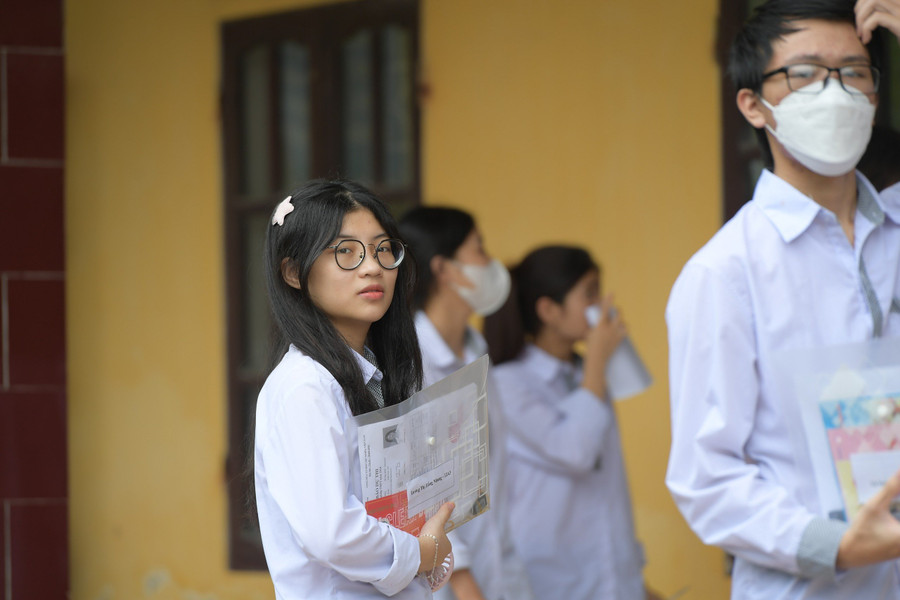 Thí sinh tới điểm thi Trường THPT Trần Văn Lan từ sớm. Ảnh: Đình Tuệ.