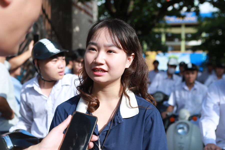 Thí sinh hoàn thành bài thi môn Toán chiều 27/6 tại điểm thi Trường THPT Lê Hồng Phong sau 120 phút làm bài. Ảnh: Đình Tuệ. Thí sinh hoàn thành bài thi môn Toán chiều 27/6 tại điểm thi Trường THPT Lê Hồng Phong sau 120 phút làm bài. Ảnh: Đình Tuệ.
