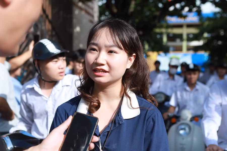 Thí sinh hoàn thành bài thi môn Toán chiều 27/6 tại điểm thi Trường THPT Lê Hồng Phong sau 120 phút làm bài. Ảnh: Đình Tuệ.