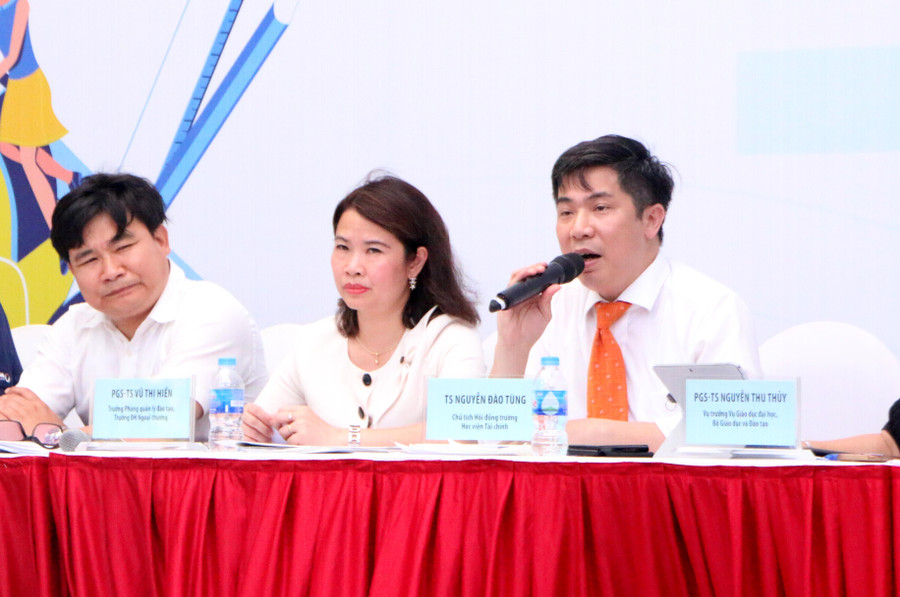 TS Nguyễn Đào Tùng (bìa phải) tư vấn cho thí sinh.