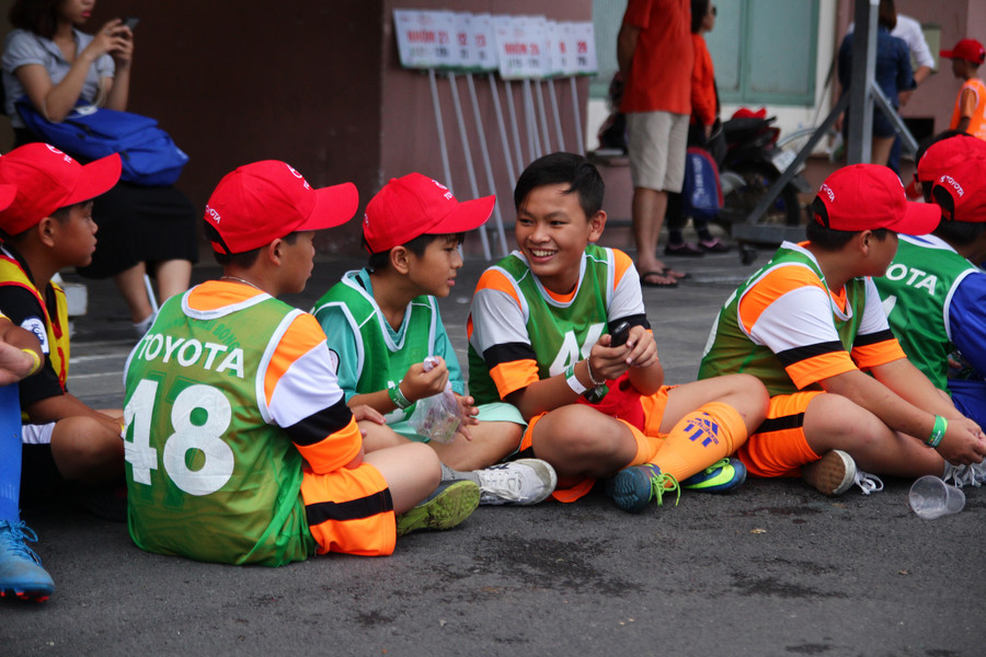 Các em học sinh chờ đến lượt thi của mình