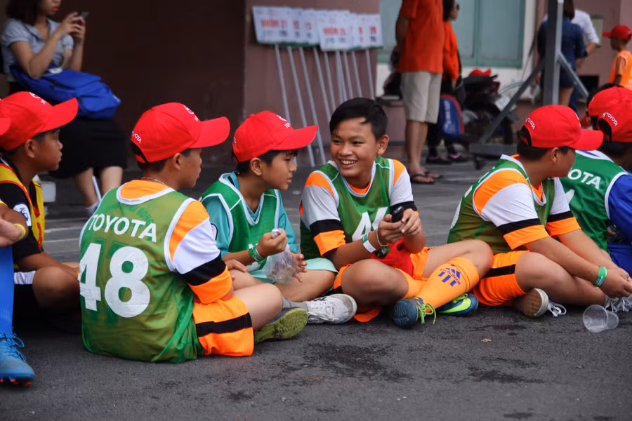 Các em học sinh chờ đến lượt thi của mình