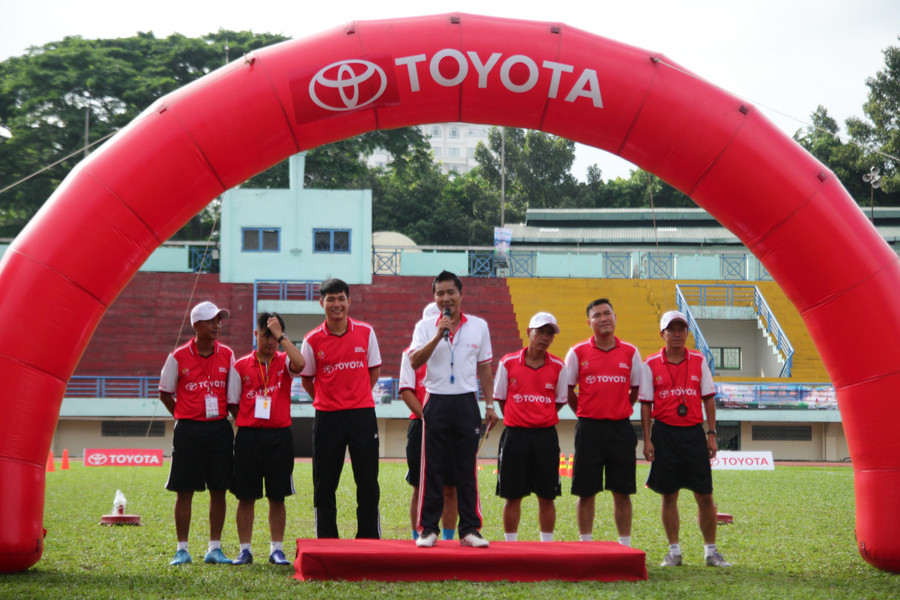 Danh thủ bóng đá Hồng Sơn- HLV trưởng mùa 3 chia sẻ với các em học sinh tại Vòng sơ tuyển sáng nay