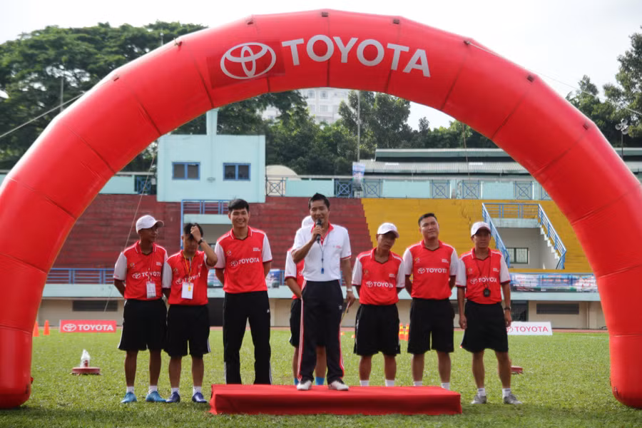 Danh thủ bóng đá Hồng Sơn- HLV trưởng mùa 3 chia sẻ với các em học sinh tại Vòng sơ tuyển sáng nay