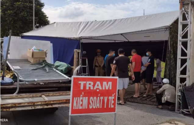 Lực lượng chức năng tiến hành tháo dỡ chốt kiểm soát. Ảnh: Hùng Nguyễn.