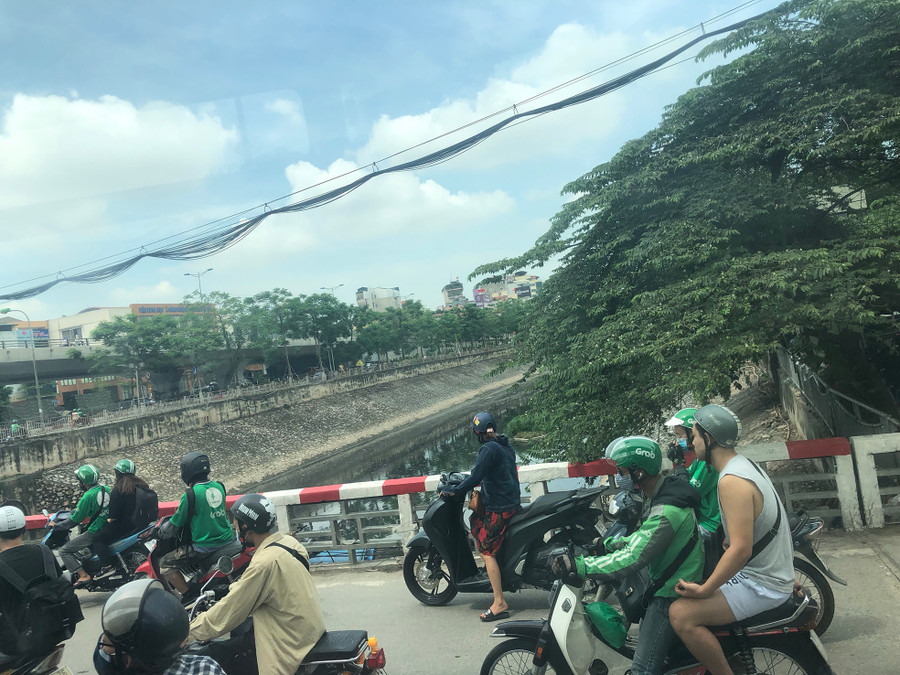 Người dân qua lại trên đoạn Cầu Giấy vắt qua sông Tô Lịch Người dân qua lại trên đoạn Cầu Giấy vắt qua sông Tô Lịch