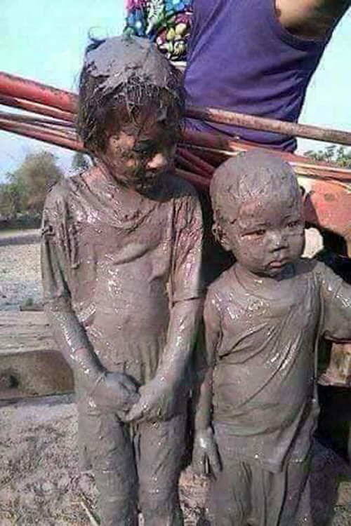 Hai bé lắm lem bùn đất.