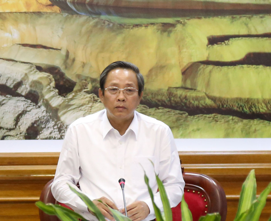 Để xảy ra sai sót của kỳ thi gây ảnh hưởng rất lớn đến thí sinh và phụ huynh, gây mất ổn định tình hình chính trị trên địa bàn… đây là trách nhiệm của lãnh đạo Sở GD&ĐT tỉnh Quảng Bình. Ông Hoàng Đăng Quang-Bí thư Tỉnh ủy tỉnh Quảng Bình Để xảy ra sai sót của kỳ thi gây ảnh hưởng rất lớn đến thí sinh và phụ huynh, gây mất ổn định tình hình chính trị trên địa bàn… đây là trách nhiệm của lãnh đạo Sở GD&ĐT tỉnh Quảng Bình. Ông Hoàng Đăng Quang-Bí thư Tỉnh ủy tỉnh Quảng Bình