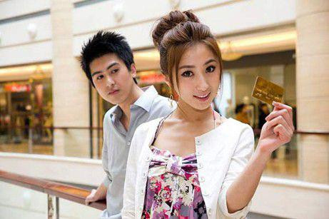 Bố vợ giới thiệu mẹ kế, tôi bủn rủn chân tay khi nhận ra đó chính là...