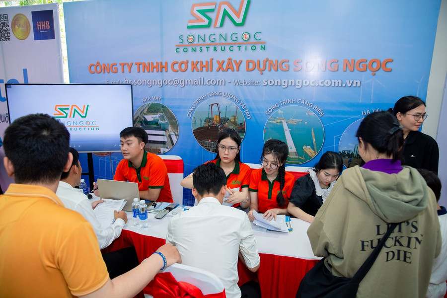 Sinh viên tìm hiểu về ứng tuyển thực tập và tuyển dụng ở một gian hàng doanh nghiệp. Sinh viên tìm hiểu về ứng tuyển thực tập và tuyển dụng ở một gian hàng doanh nghiệp.