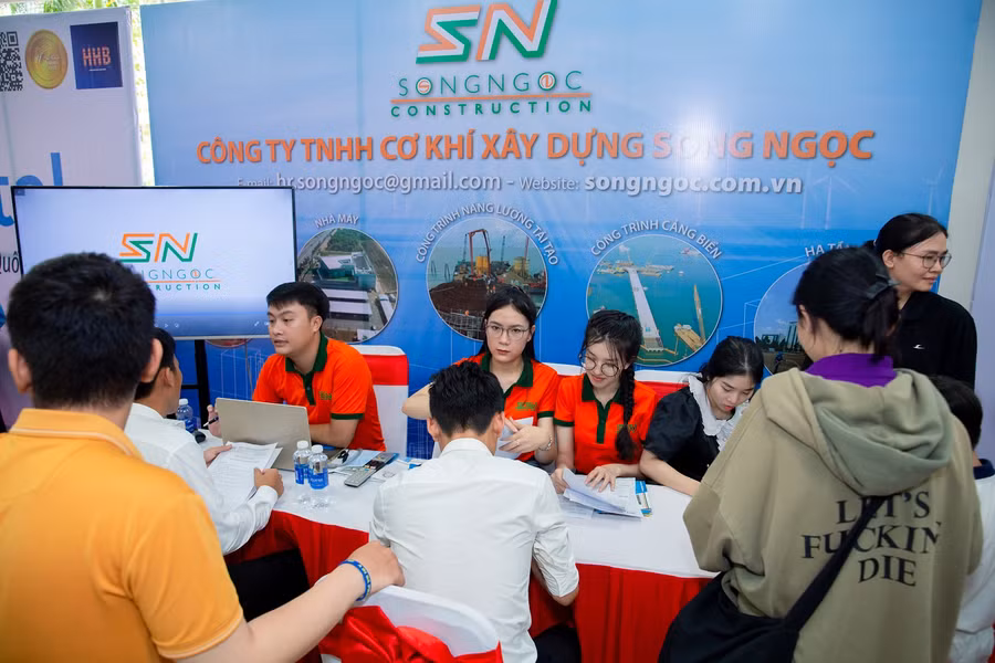 Sinh viên tìm hiểu về ứng tuyển thực tập và tuyển dụng ở một gian hàng doanh nghiệp.