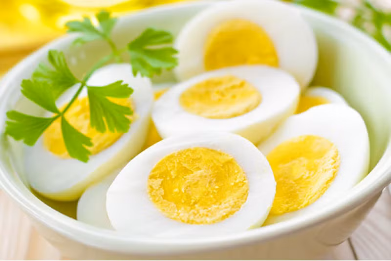 Trứng gà luộc là món ăn ưa thích của nhiều trẻ