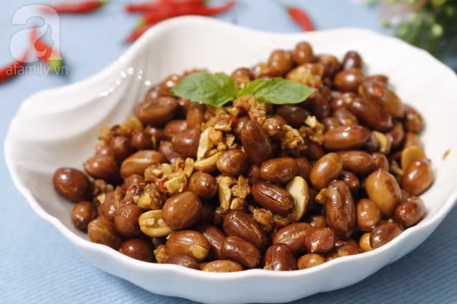 Giòn thơm hấp dẫn món lạc rang tỏi ớt - Ảnh 5.