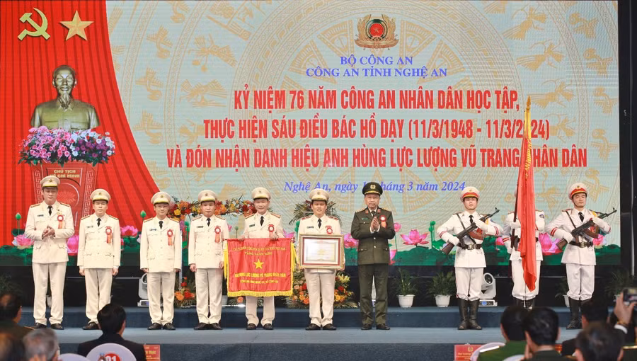 Công an tỉnh Nghệ An nhận danh hiệu Anh hùng Lực lượng vũ trang nhân dân. (Ảnh: CANA)