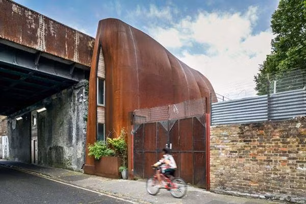 Ngôi nhà cũ kỹ dưới gầm cầu rao bán hơn 30 tỷ đồng, nội thất gây choáng