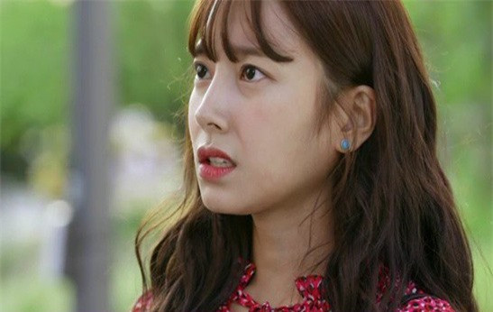 Ngủ nhờ nhà bạn, sáng dậy thấy vết lạ trên cổ, cô gái làm chuyện khó tin để tìm thủ phạm