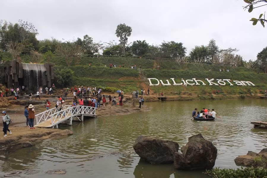 Du khách dạo chơi khu du lịch buôn Ko Tam