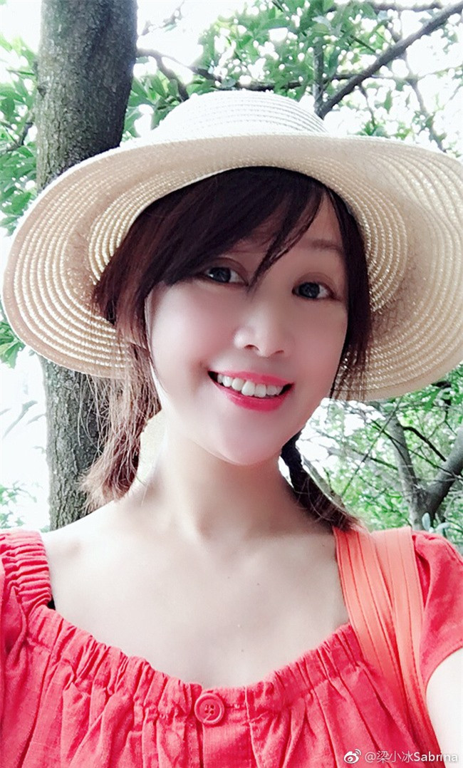 Chúc Anh Đài Lương Tiểu Băng trẻ trung như thiếu nữ dù đã bước qua tuổi 50 - Ảnh 4. Chúc Anh Đài Lương Tiểu Băng trẻ trung như thiếu nữ dù đã bước qua tuổi 50 - Ảnh 4.