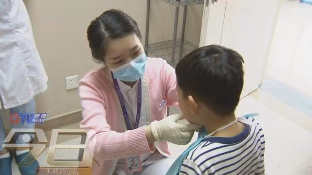 cau be 3 tuoi co toi 16 chiec rang bi mun nat, do thoi quen rat nhieu tre mac phai - 3